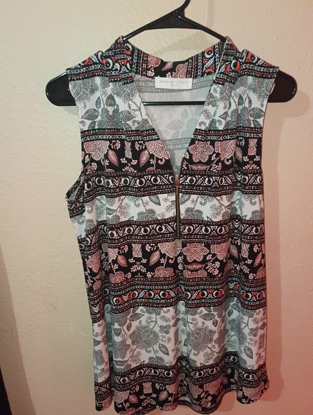 😍 8/$10 SALE Adrienne Vittadini Size XL Sleeveless Printed V-Neck Top